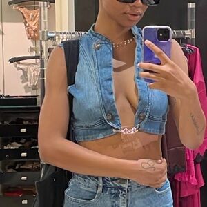 Cropped jean vest w/pin